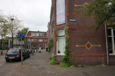 821412 Gezicht in de Blekerstraat te Utrecht, vanaf de hoek met het Westplein.